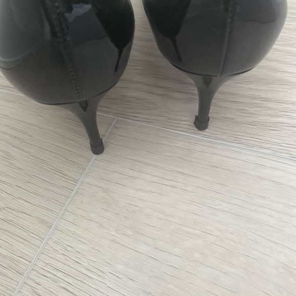 Black patent leather pumps with pointed toe - 2 inch heel - Picture 4 of 6